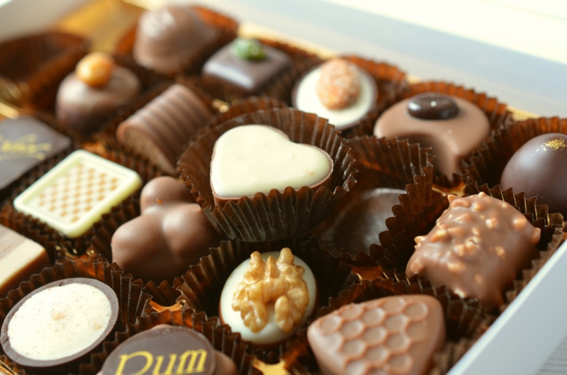 boulangerie-ANTIBES-min_chocolates_food_candy_calories_nibble_chocolate_heart-782043